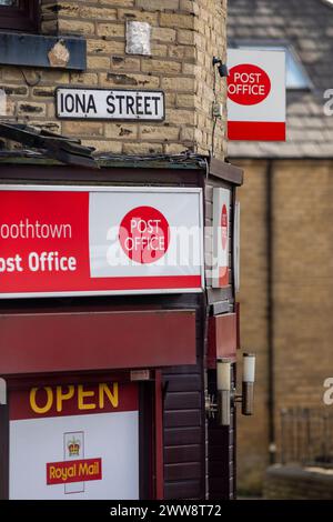 Boothtown Post Office, Boothtown, Halifax, Calderdale, West Yorkshire. Des centaines de personnes condamnées à tort dans le scandale des postes devraient voir leur nom effacé en vertu d'une nouvelle loi planifiée par le gouvernement. Entre 1999 et 2015, plus de 900 sous-maîtres de poste ont été poursuivis à tort en raison d'un logiciel défectueux. Des informations incorrectes fournies par un système informatique appelé Horizon, développé par la société japonaise Fujitsu, signifiaient que les sous-maîtres de poste et les maîtresses de poste étaient poursuivis pour vol d'argent. Beaucoup de ceux qui ont été condamnés sont allés en prison pour fausse comptabilité et vol. Banque D'Images