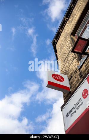 Boothtown Post Office, Boothtown, Halifax, Calderdale, West Yorkshire. Des centaines de personnes condamnées à tort dans le scandale des postes devraient voir leur nom effacé en vertu d'une nouvelle loi planifiée par le gouvernement. Entre 1999 et 2015, plus de 900 sous-maîtres de poste ont été poursuivis à tort en raison d'un logiciel défectueux. Des informations incorrectes fournies par un système informatique appelé Horizon, développé par la société japonaise Fujitsu, signifiaient que les sous-maîtres de poste et les maîtresses de poste étaient poursuivis pour vol d'argent. Beaucoup de ceux qui ont été condamnés sont allés en prison pour fausse comptabilité et vol. Banque D'Images