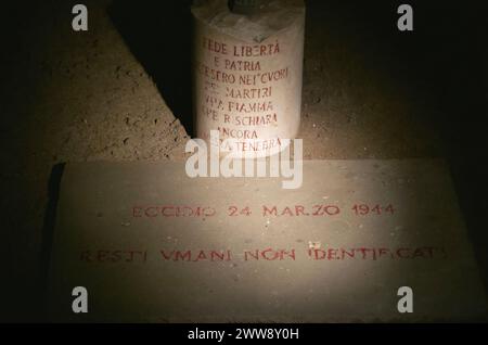 Rome, Italie. 22 mars 2024. Enterrement de victimes inconnues du nazisme vu le quatre-vingtième anniversaire du massacre des grottes d'Ardéatine, Rome, Italie, 22 mars 2024. Le 24 mars, 1944 335 civils et prisonniers politiques ont été abattus à l'intérieur de grottes profondes de pouzzolane le long de la via Ardeatina par les troupes nazies, en représailles à l'assassinat par le mouvement de résistance italien de 33 soldats allemands (les jours suivants, 9 autres sont morts). Crédit : Sipa USA/Alamy Live News Banque D'Images