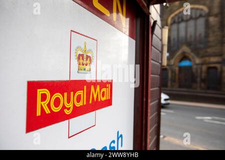 Boothtown Post Office, Boothtown, Halifax, Calderdale, West Yorkshire. Des centaines de personnes condamnées à tort dans le scandale des postes devraient voir leur nom effacé en vertu d'une nouvelle loi planifiée par le gouvernement. Entre 1999 et 2015, plus de 900 sous-maîtres de poste ont été poursuivis à tort en raison d'un logiciel défectueux. Des informations incorrectes fournies par un système informatique appelé Horizon, développé par la société japonaise Fujitsu, signifiaient que les sous-maîtres de poste et les maîtresses de poste étaient poursuivis pour vol d'argent. Beaucoup de ceux qui ont été condamnés sont allés en prison pour fausse comptabilité et vol. Banque D'Images