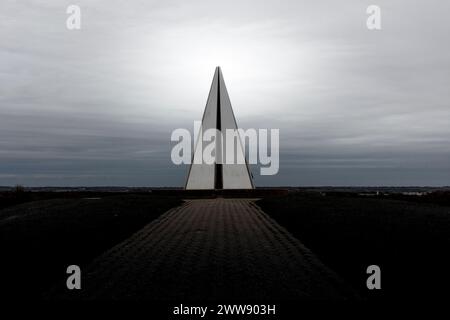 Vue de la Light Pyramid de Campbell Park, Milton Keynes, conçue par Liliane Lijn. Banque D'Images