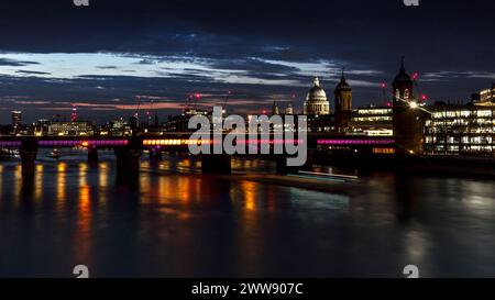 Une vue panoramique sur la Tamise la nuit montrant la cathédrale Saint-Paul et la gare de Cannon Street Banque D'Images