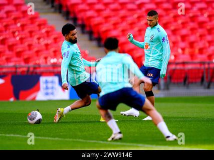 Le brésilien Richarlison et Douglas Luiz lors d'une séance d'entraînement au stade de Wembley, Londres. Date de la photo : vendredi 22 mars 2024. Banque D'Images