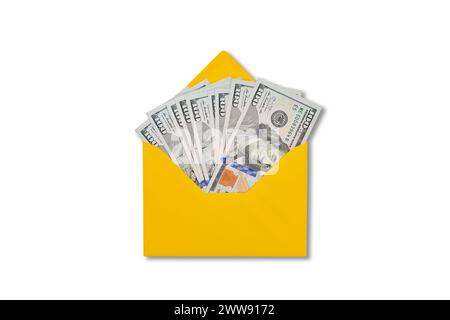 Enveloppe jaune pleine de billets de cent dollars isolés sur fond blanc. Argent dans l'enveloppe. Concept de pot-de-vin, d'argent sale, de salaire ou de profit. Banque D'Images