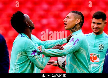 Les brésiliens Vinicius Junior et Richarlison lors d'une séance d'entraînement au stade de Wembley, Londres. Date de la photo : vendredi 22 mars 2024. Banque D'Images