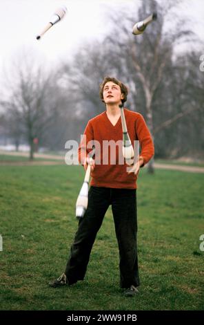 Londres, Angleterre vers 1995. École de cirque Gerry Cottles. Pendant les longues vacances d'été, les adolescents apprennent à exercer des compétences de cirque et à jongler. ANNÉES 1990 ROYAUME-UNI HOMER SYKES Banque D'Images