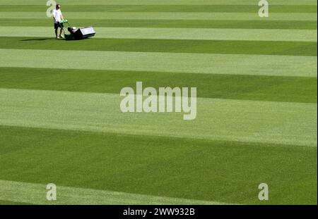 09/07/13 si vous avez du mal à tondre votre pelouse dans la chaleur, alors épargnez une pensée pour ce jardinier Daniel Tunnicliffe au Derby's County Football C. Banque D'Images