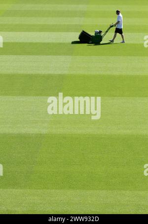 09/07/13 si vous avez du mal à tondre votre pelouse dans la chaleur, alors épargnez une pensée pour ce jardinier Daniel Tunnicliffe au Derby's County Football C. Banque D'Images