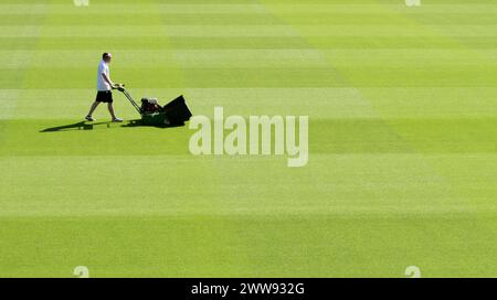 09/07/13 si vous avez du mal à tondre votre pelouse dans la chaleur, alors épargnez une pensée pour ce jardinier Daniel Tunnicliffe au Derby's County Football C. Banque D'Images