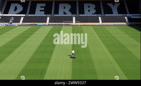 09/07/13 si vous avez du mal à tondre votre pelouse dans la chaleur, alors épargnez une pensée pour ce jardinier Daniel Tunnicliffe au Derby's County Football C. Banque D'Images