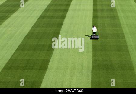 09/07/13 si vous avez du mal à tondre votre pelouse dans la chaleur, alors épargnez une pensée pour ce jardinier Daniel Tunnicliffe au Derby's County Football C. Banque D'Images