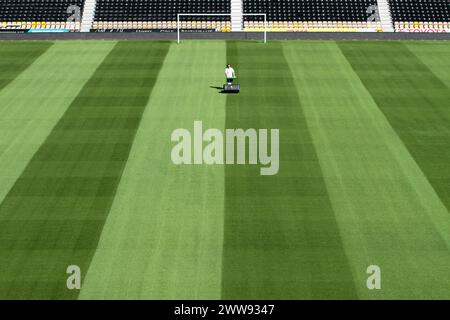 09/07/13 si vous avez du mal à tondre votre pelouse dans la chaleur, alors épargnez une pensée pour ce jardinier Daniel Tunnicliffe au Derby's County Football C. Banque D'Images