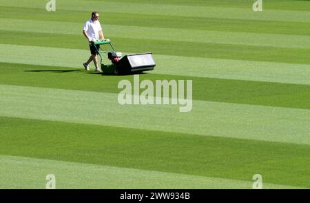 09/07/13 si vous avez du mal à tondre votre pelouse dans la chaleur, alors épargnez une pensée pour ce jardinier Daniel Tunnicliffe au Derby's County Football C. Banque D'Images