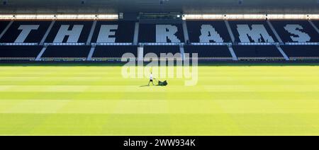 09/07/13 si vous avez du mal à tondre votre pelouse dans la chaleur, alors épargnez une pensée pour ce jardinier Daniel Tunnicliffe au Derby's County Football C. Banque D'Images