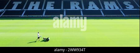 09/07/13 si vous avez du mal à tondre votre pelouse dans la chaleur, alors épargnez une pensée pour ce jardinier Daniel Tunnicliffe au Derby's County Football C. Banque D'Images