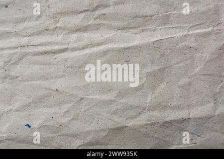 texture de fond de papier artisanal froissé vierge, alias papier kraft froissé, papier peint de surface esthétique rustique ou toile de fond pour créatif ou graphique Banque D'Images