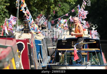 19/07/13 des centaines de bateaux étroits se rassemblent sur le Grand Union canal près de Cassiobury Park, Watford, pour le Waterways Festival 2013. Bateaux modernes a Banque D'Images