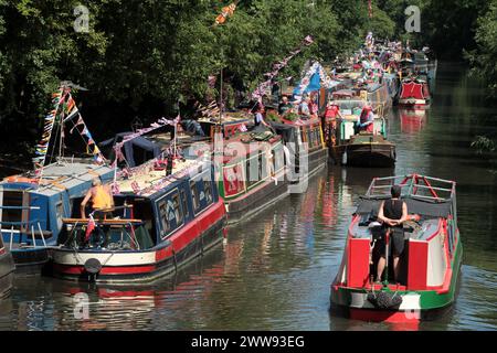 19/07/13 des centaines de bateaux étroits se rassemblent sur le Grand Union canal près de Cassiobury Park, Watford, pour le Waterways Festival 2013. Bateaux modernes a Banque D'Images