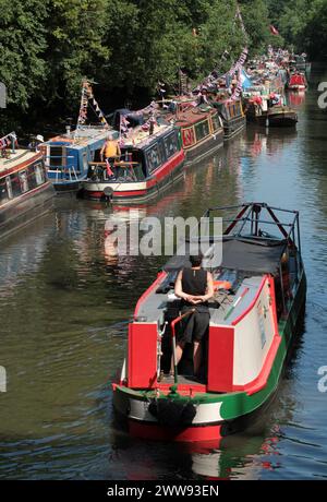 19/07/13 des centaines de bateaux étroits se rassemblent sur le Grand Union canal près de Cassiobury Park, Watford, pour le Waterways Festival 2013. Bateaux modernes a Banque D'Images