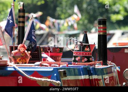 19/07/13 des centaines de bateaux étroits se rassemblent sur le Grand Union canal près de Cassiobury Park, Watford, pour le Waterways Festival 2013. Bateaux modernes a Banque D'Images