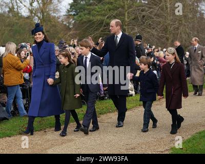 Photo du dossier datée du 25/12/23 (de gauche à droite) de la princesse de Galles, de la princesse Charlotte, du prince George, du prince de Galles, du prince Louis et de Mia Tindall assistant au service religieux du matin de Noël à l’église St Mary Magdalene à Sandringham, Norfolk. La princesse de Galles a révélé qu'elle suivait un traitement chimiothérapeutique contre le cancer. Elle a annoncé la nouvelle dans un message préenregistré qui a été diffusé vendredi soir. Date d'émission : vendredi 22 mars 2024. Banque D'Images