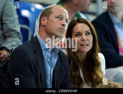 Photo du dossier datée du 02/08/22 du duc et de la duchesse de Cambridge au Sandwell Aquatics Centre le cinquième jour des Jeux du Commonwealth de 2022 à Birmingham. La princesse de Galles a révélé qu'elle suivait un traitement chimiothérapeutique contre le cancer. Elle a annoncé la nouvelle dans un message préenregistré qui a été diffusé vendredi soir. Date d'émission : vendredi 22 mars 2024. Banque D'Images