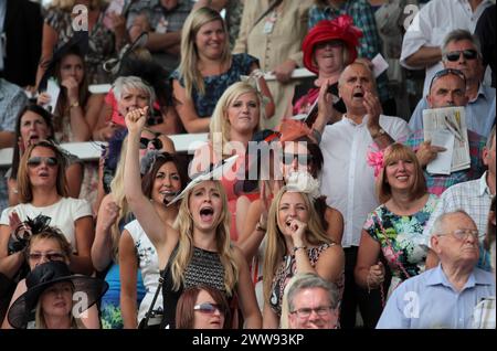 26/07/13 Journée des dames à l'hippodrome d'Uttoxeter dans le Staffordshire. Banque D'Images