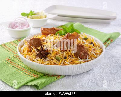 Le bœuf Biryani ou bœuf Pulao est un plat spécial des peuples asiatiques. Fait avec du riz basmati ou sella et cuire avec de la viande de bœuf et de nombreuses autres épices. Banque D'Images