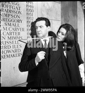 PATRICK MACNEE dans le rôle de John Steed et DIANA RIGG dans le rôle d'Emma Peel manquent de peu une flèche dans une scène du un SENS DE L'HISTOIRE épisode 24 de la quatrième série de LA série télévisée AVENGERS diffusée pour la première fois le 8 mars 1966 réalisateur PETER GRAHAM SCOTT écrit par MARTIN WOODHOUSE Wardrobe JOHN BATES et JACKIE JACKSON musique LAURIE JOHNSON Associated British productions pour ABC Television Banque D'Images