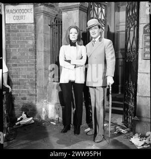 DIANA RIGG dans le rôle d'Emma Peel et PATRICK MACNEE dans le rôle de John Steed dans une scène du PETIT JEU POUR GRAND HUNTERS épisode 16 de la quatrième série DES AVENGERS TV Series diffusée pour la première fois le 11 janvier 1966 réalisateur GERRY O'HARA écrit par PHILIP LEVENE Wardrobe JOHN BATES et JACKIE JACKSON musique LAURIE JOHNSON Associated British Productions pour ABC Television Banque D'Images