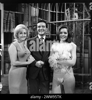 PATRICK MACNEE dans le rôle de John Steed et DIANA RIGG dans le rôle d'Emma Peel avec l'actrice britannique LIZ FRASER sur le tournage de THE GIRL FROM TANTE épisode 17 de la quatrième série de la série télévisée AVENGERS diffusée pour la première fois le 18 janvier 1966 réalisateur ROY WARD BAKER écrit par ROGER MARSHALL Wardrobe JOHN BATES et JACKIE JACKSON musique LAURIE JOHNSON Associated British productions pour ABC Television Banque D'Images