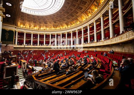 Paris, France. 20 mars 2024. Vue générale à l'Assemblée nationale pendant la séance des questions au gouvernement. Une séance hebdomadaire d'interrogation du gouvernement français a lieu à l'Assemblée nationale au Palais Bourbon à Paris. (Photo de Telmo Pinto/SOPA images/SIPA USA) crédit : SIPA USA/Alamy Live News Banque D'Images