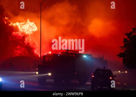 Alexandroupoli - Grèce, 21 août 2023 : la silhouette d'un camion de pompiers. Feux de forêt dans la préfecture d'Evros dans le nord de la Grèce dans le plus grand sapin Banque D'Images