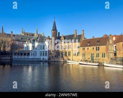 Beau canal et maisons traditionnelles dans la vieille ville de Bruges -Bruges-, Belgique. Photo de haute qualité Banque D'Images