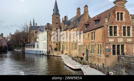 Beau canal et maisons traditionnelles dans la vieille ville de Bruges -Bruges-, Belgique. Photo de haute qualité Banque D'Images