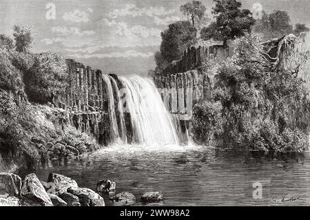 Cascade d'eau dans la rivière Caimito, République du Panama. Amérique centrale. Dessin de Gaston Vuillier (1845 - 1915) explorations de l'isthme de Panama et de la région du Darien par Armand Reclus (1843 - 1927) le Tour du monde 1880 Banque D'Images