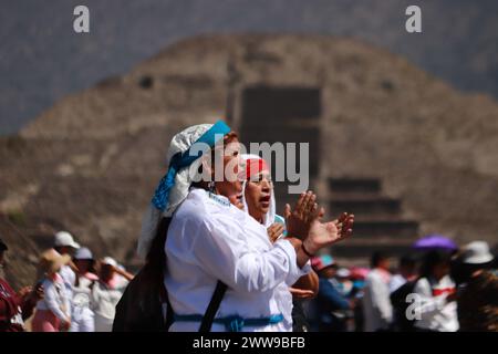 Teotihuacan, Mexique. 21 mars 2024. 21 mars 2024 dans l'État de Mexico, Mexique : des centaines de visiteurs arrivent dans la zone archéologique de Teotihuacán, dans l'État de Mexico, pour recevoir l'équinoxe de printemps. 21 mars 2024. Dans l'État de Mexico, Mexique. (Photo de Carlos Santiago/Eyepix Group/SIPA USA) crédit : SIPA USA/Alamy Live News Banque D'Images