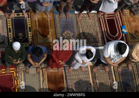 Dhaka, Bangladesh. 23 mars 2024. Les hommes assistent aux prières du vendredi pendant le mois de jeûne du Ramadan, sur une route à Dhaka. (Crédit image : © MD Mehedi Hasan/ZUMA Press Wire) USAGE ÉDITORIAL SEULEMENT! Non destiné à UN USAGE commercial ! Crédit : ZUMA Press, Inc/Alamy Live News Banque D'Images