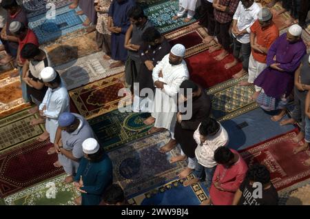 Dhaka, Bangladesh. 23 mars 2024. Les hommes assistent aux prières du vendredi pendant le mois de jeûne du Ramadan, sur une route à Dhaka. (Crédit image : © MD Mehedi Hasan/ZUMA Press Wire) USAGE ÉDITORIAL SEULEMENT! Non destiné à UN USAGE commercial ! Crédit : ZUMA Press, Inc/Alamy Live News Banque D'Images