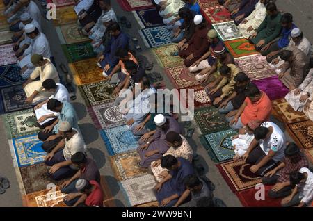 Dhaka, Bangladesh. 23 mars 2024. Les hommes assistent aux prières du vendredi pendant le mois de jeûne du Ramadan, sur une route à Dhaka. (Crédit image : © MD Mehedi Hasan/ZUMA Press Wire) USAGE ÉDITORIAL SEULEMENT! Non destiné à UN USAGE commercial ! Crédit : ZUMA Press, Inc/Alamy Live News Banque D'Images