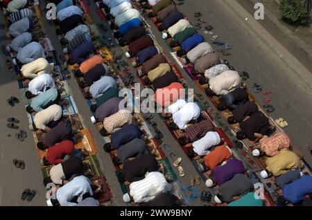 Dhaka, Bangladesh. 23 mars 2024. Les hommes assistent aux prières du vendredi pendant le mois de jeûne du Ramadan, sur une route à Dhaka. (Crédit image : © MD Mehedi Hasan/ZUMA Press Wire) USAGE ÉDITORIAL SEULEMENT! Non destiné à UN USAGE commercial ! Crédit : ZUMA Press, Inc/Alamy Live News Banque D'Images