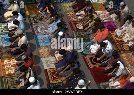 Dhaka, Bangladesh. 23 mars 2024. Les hommes assistent aux prières du vendredi pendant le mois de jeûne du Ramadan, sur une route à Dhaka. (Crédit image : © MD Mehedi Hasan/ZUMA Press Wire) USAGE ÉDITORIAL SEULEMENT! Non destiné à UN USAGE commercial ! Crédit : ZUMA Press, Inc/Alamy Live News Banque D'Images