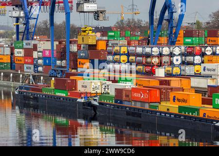 Der Hafen Mannheim ist einer der bedeutendsten Binnenhäfen Europas. Mannheim eröffnete 1968 das erste Containerterminal in einem Binnenhafen. // 20.03 2024 : Mannheim, Bade-Württemberg, Deutschland, Europa *** le port de Mannheim est l'un des ports intérieurs les plus importants d'Europe Mannheim a ouvert le premier terminal à conteneurs dans un port intérieur en 1968 20 03 2024 Mannheim, Bade-Württemberg, Allemagne, Europe Banque D'Images