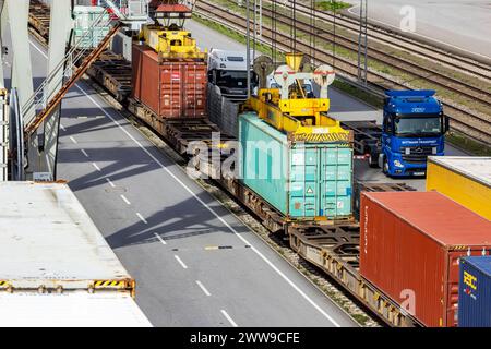 Der Hafen Mannheim ist einer der bedeutendsten Binnenhäfen Europas. Mannheim eröffnete 1968 das erste Containerterminal in einem Binnenhafen. // 20.03 2024 : Mannheim, Bade-Württemberg, Deutschland, Europa *** le port de Mannheim est l'un des ports intérieurs les plus importants d'Europe Mannheim a ouvert le premier terminal à conteneurs dans un port intérieur en 1968 20 03 2024 Mannheim, Bade-Württemberg, Allemagne, Europe Banque D'Images