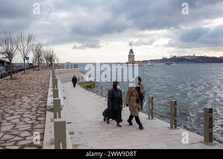 22 mars 2024 : Istanbul, Turquie, 22 mars 2024 : la pittoresque côte de Salacak, qui abrite l'emblématique Tour de la jeune fille, a été rajeunie sous la direction d'Ekrem Imamoglu, le maire d'Istanbul. Grâce aux efforts de la municipalité métropolitaine d'Istanbul, dirigée par Imamoglu, la côte nouvellement aménagée d'Uskudar Salacak, ornée de la présence de la Tour de la jeune fille, a été dévoilée au public. Crédit : ZUMA Press, Inc/Alamy Live News Banque D'Images