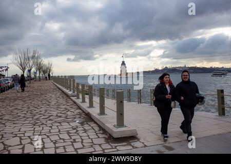 22 mars 2024 : Istanbul, Turquie, 22 mars 2024 : la pittoresque côte de Salacak, qui abrite l'emblématique Tour de la jeune fille, a été rajeunie sous la direction d'Ekrem Imamoglu, le maire d'Istanbul. Grâce aux efforts de la municipalité métropolitaine d'Istanbul, dirigée par Imamoglu, la côte nouvellement aménagée d'Uskudar Salacak, ornée de la présence de la Tour de la jeune fille, a été dévoilée au public. Crédit : ZUMA Press, Inc/Alamy Live News Banque D'Images