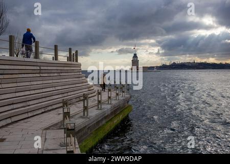 22 mars 2024 : Istanbul, Turquie, 22 mars 2024 : la pittoresque côte de Salacak, qui abrite l'emblématique Tour de la jeune fille, a été rajeunie sous la direction d'Ekrem Imamoglu, le maire d'Istanbul. Grâce aux efforts de la municipalité métropolitaine d'Istanbul, dirigée par Imamoglu, la côte nouvellement aménagée d'Uskudar Salacak, ornée de la présence de la Tour de la jeune fille, a été dévoilée au public. Crédit : ZUMA Press, Inc/Alamy Live News Banque D'Images