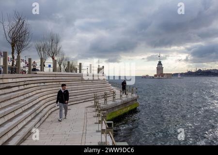 22 mars 2024 : Istanbul, Turquie, 22 mars 2024 : la pittoresque côte de Salacak, qui abrite l'emblématique Tour de la jeune fille, a été rajeunie sous la direction d'Ekrem Imamoglu, le maire d'Istanbul. Grâce aux efforts de la municipalité métropolitaine d'Istanbul, dirigée par Imamoglu, la côte nouvellement aménagée d'Uskudar Salacak, ornée de la présence de la Tour de la jeune fille, a été dévoilée au public. Crédit : ZUMA Press, Inc/Alamy Live News Banque D'Images