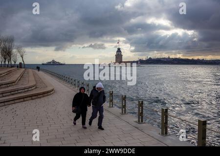 22 mars 2024 : Istanbul, Turquie, 22 mars 2024 : la pittoresque côte de Salacak, qui abrite l'emblématique Tour de la jeune fille, a été rajeunie sous la direction d'Ekrem Imamoglu, le maire d'Istanbul. Grâce aux efforts de la municipalité métropolitaine d'Istanbul, dirigée par Imamoglu, la côte nouvellement aménagée d'Uskudar Salacak, ornée de la présence de la Tour de la jeune fille, a été dévoilée au public. Crédit : ZUMA Press, Inc/Alamy Live News Banque D'Images