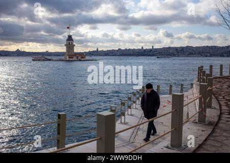 22 mars 2024 : Istanbul, Turquie, 22 mars 2024 : la pittoresque côte de Salacak, qui abrite l'emblématique Tour de la jeune fille, a été rajeunie sous la direction d'Ekrem Imamoglu, le maire d'Istanbul. Grâce aux efforts de la municipalité métropolitaine d'Istanbul, dirigée par Imamoglu, la côte nouvellement aménagée d'Uskudar Salacak, ornée de la présence de la Tour de la jeune fille, a été dévoilée au public. Crédit : ZUMA Press, Inc/Alamy Live News Banque D'Images